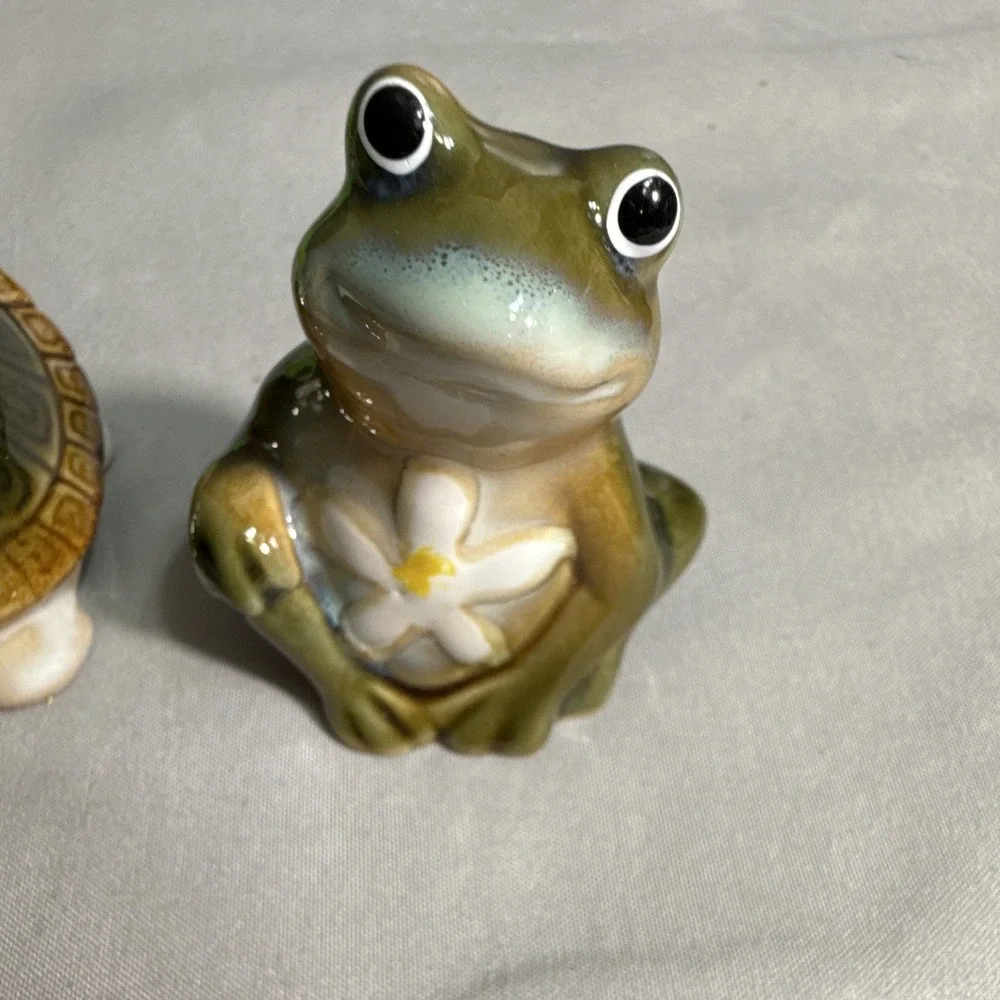 Vtg Ceramic Green Frog & Turtle Salt and Pepper Shakers Set White Daisy Flower